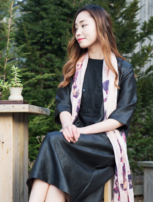 스카프 AGBZ629 / 원피스 AHDO100 실크100 / 슈즈 AHBX938
